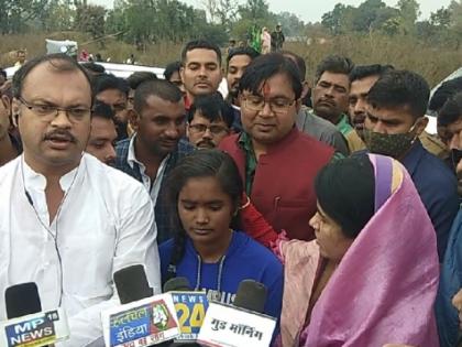 Sidhi Madhya Pradesh bus accident Girl Shivarani reach saved two people cm shivraj singh bhopal | जान की परवाह नहीं करते शिवरानी ने नहर में लगा दी छलांग, बचाई दो लोगों की जान, सीएम चौहान का ट्वीट-‘परहित सरिस धर्म नहिं भाई' Sidhi Madhya Pradesh bus accident Girl Shivarani reach saved two people cm shivraj singh bhopal | जान की परवाह नहीं करते शिवरानी ने नहर में लगा दी छलांग, बचाई दो लोगों की जान, सीएम चौहान का ट्वीट-‘परहित सरिस धर्म नहिं भाई'