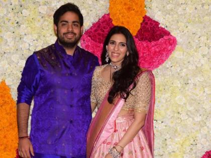 shloka mehta painting mumbai railway station | रेलवे स्टेशन पर ये क्या करती नजर आईं अंबानी परिवार की बहू श्लोका, सोशल मीडिया पर वायरल हुई फोटो