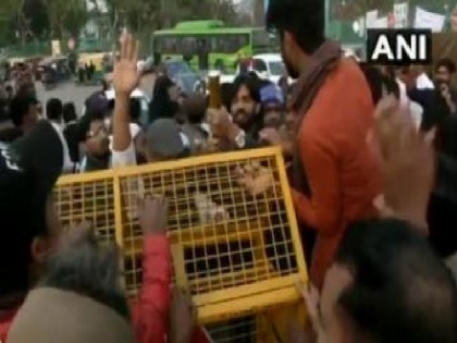 shaheen bagh noida faridabad road opens by protesters | शाहीन बाग पर अब भी जारी है मतभेद, एक गुट ने नोएडा-फरीदाबाद रास्ता खोला, दूसरे ने कर दिया बंद
