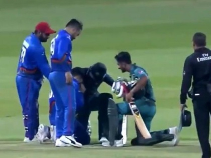 Asia Cup 2018: Shoaib Malik consoles crying Aftab Alam after Pakistan win over Afghanistan | एशिया कप: पाकिस्तान से हार के बाद रो पड़ा ये अफगानी गेंदबाज, शोएब मलिक ने लगाया गले, वीडियो हुआ वायरल