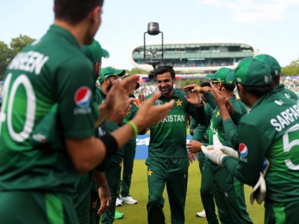 Shoaib Malik retires from ODI cricket after Pakistan's World Cup exit | पाकिस्तान की जीत के बाद शोएब मलिक ने लिया वनडे क्रिकेट से संन्यास, खिलाड़ियों ने ऐसे दिया सम्मान
