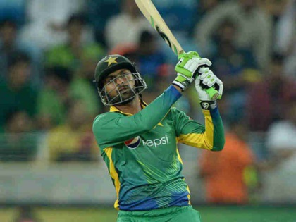 Shoaib Malik Clatters His Own Stumps, Twitter Can't Stop Laughing | Eng vs Pak: अजीबोगरीब तरीके से हुए आउट पाकिस्तानी बल्लेबाज शोएब मलिक, जमकर उड़ा मजाक