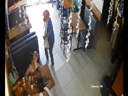 In Haryana, a thief entered a restaurant posing as a delivery boy, snatched a chain from a woman who was eating, CCTV went viral. | डिलीवरी ब्वॉय बनकर रेस्तरां में घुसा चोर, खाना खा रही महिला से छीनी चेन, CCTV वायरल