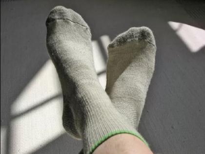 man gets stabbed for his dirty smelly socks in flight Russia news  | OMG: फ्लाइट में मोजे उतारने पर को-पैसेंजर ने मारा चाकू