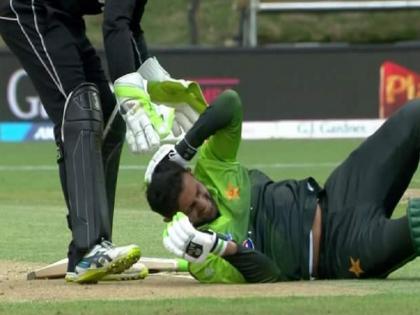 pakistan vs new zealand 4th one day shoaib malik hit in head by colin munro throw | PAK Vs NZ: सिर में गेंद लगने के बाद गिरे शोएब मलिक, टला बड़ा हादसा