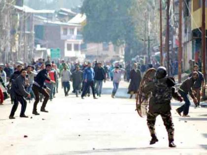 Kashmir Shopian Marches controversy: Gilani, Mirwaiz was detained | कश्मीर का शोपियां मार्च विवादः गिलानी, मीरवाइज हिरासत में लिए गए 