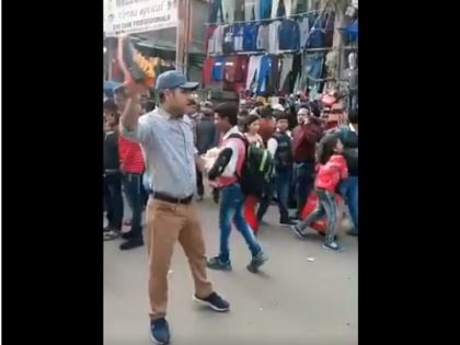 Pakistan Murdabad Man Shouts Slogans to Protest Pulwama Attack and Sell Shoes at the Same Time | 'पाकिस्तान मुर्दाबाद' के नारे लगाकर ये दुकानदार बेच रहा जूते, वीडियो वायरल