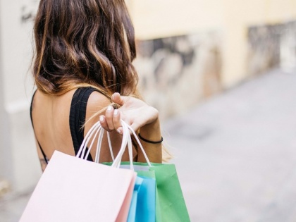 International Women's Day: Companies are offering attractive discounts | International Women's Day: महिलाओं को शॉपिंग पर कंपनियां दे रही हैं बंपर ऑफर, जानें किस-किस पर मिलेगी छूट