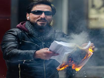 Salwan Momika, Iraqi Refugee Who Burnt Quran Several Times, Shot Dead During 'Live Stream' In Sweden | VIDEO: कुरान जलाने वाले सलवान मोमिका की स्वीडन में लाइव स्ट्रीम के दौरान गोली मारकर की गई हत्या Salwan Momika, Iraqi Refugee Who Burnt Quran Several Times, Shot Dead During 'Live Stream' In Sweden | VIDEO: कुरान जलाने वाले सलवान मोमिका की स्वीडन में लाइव स्ट्रीम के दौरान गोली मारकर की गई हत्या