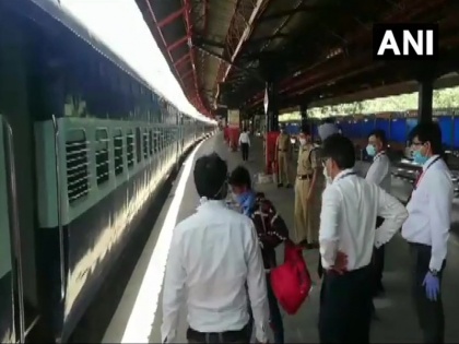 AAP Accuses CM Nitish's Bihar Govt; Says Delhi Govt Bearing Migrants' Shramik Train Cost | बिहार सरकार ने नहीं दिया प्रवासी मजदूरों का रेल किराया, दिल्ली सरकार उठाएगी पूरा खर्च