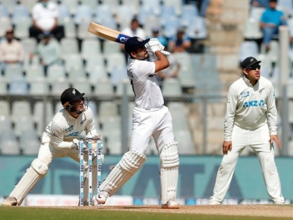 IND Vs NZ Somerville to Shreyas Iyer 2 balls two sixes virat kohli reaction see video | IND Vs NZ: कीवी बॉलर पर टूट पड़े श्रेयस अय्यर, देखते रह गए भारतीय कप्तान, देखें वीडियो