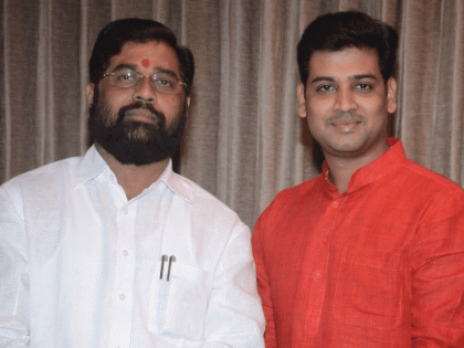 Maharashtra CM's son enters sanctum sanctorum of Mahakaleshwar temple despite ban | महाराष्ट्र के मुख्यमंत्री के बेटे ने प्रतिबंध के बावजूद महाकालेश्वर मंदिर के गर्भगृह में प्रवेश किया