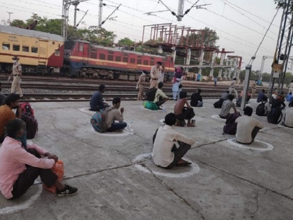 Shramik Special Train: fare is being charged from laborers or not Understand what the central government has done in this way | श्रमिक स्पेशल ट्रेनः मजदूरों से किराया वसूला जा रहा है या नहीं? ऐसे समझें केंद्र सरकार ने क्या की है व्यवस्था