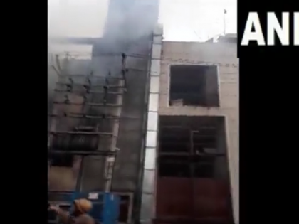 Fire broke out in Bawana's three-storey chemical factory 30 tenders present on the spot 6 firefighters injured | बवाना के तीन मंजिला केमिकल फैक्ट्री में लगी आग, 30 टेंडर मौके पर मौजूद, 6 अग्निशमन कर्मी हुए घायल