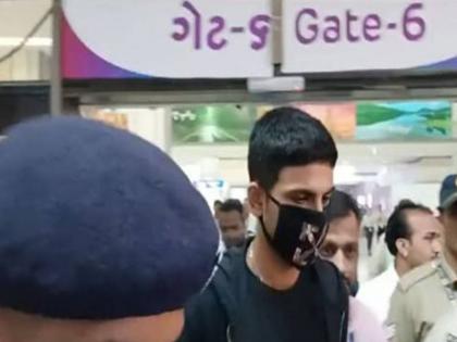 ICC World Cup 2023 Shubman Gill reaches Ahmedabad ahead of India's clash against Pakistan | ICC World Cup 2023: इंडिया-पाकिस्तान मुकाबले से पहले अहमदाबाद पहुंचे शुभमन गिल, मैच खेलने पर अभी भी है संशय