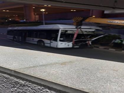 Shuttle bus collides with pole at Karnataka Bengaluru airport 10 injured probe underway | कर्नाटक: बेंगलुरु एयरपोर्ट पर खंभे से टकराई शटल बस, 10 लोग हुए घायल, जांच शुरू