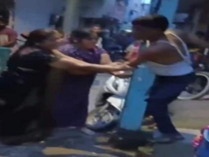 Khajrana Women thrashed drunk SI Suresh Bunkar suspended abusing Indore cop caught married woman’s house beaten see video | खजरानाः नशे में धुत एसआई सुरेश बुनकर की महिलाओं ने जमकर धुलाई की?, गाली-गलौज करने पर सस्पेंड, देखिए वीडियो