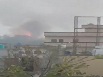 Pakistan Sialkot massive explosion heard in cant area, watch video | वीडियो: पाकिस्तान के सियालकोट में कैंट एरिया में जोरदार धमाके, गोला-बारूद रखने की जगह पर विस्फोट की आशंका