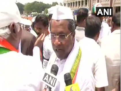 Karnataka Former CM Siddaramaiah says, I am scared of people who put long tikas with kumkum or ash | कर्नाटक के पूर्व सीएम सिद्धारमैया ने कहा- 'माथे पर कुमकुम और भस्म का टीका लगाने वालों से लगता है डर'