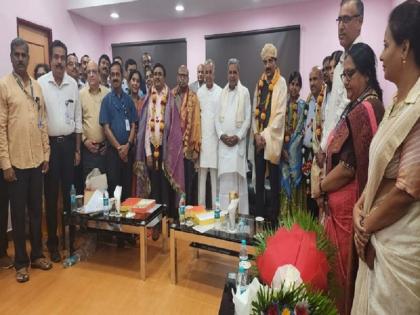 Chandrayaan-3: Karnataka CM Siddaramaiah felicitates ISRO chairman S Somnath in Bengaluru | Chandrayaan-3: कर्नाटक के मुख्यमंत्री सिद्धारमैया ने बेंगलुरु में इसरो अध्यक्ष एस सोमनाथ को किया सम्मानित