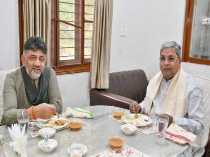 Karnataka Siddaramaiah and DK Shivakumar together at breakfast table photo goes viral amid tussle for CM chair | Karnataka: सिद्धारमैया और डीके शिवकुमार ब्रेकफास्ट टेबल पर एक साथ, सीएम कुर्सी की खींचतान के बीच तस्वीर वायरल Karnataka Siddaramaiah and DK Shivakumar together at breakfast table photo goes viral amid tussle for CM chair | Karnataka: सिद्धारमैया और डीके शिवकुमार ब्रेकफास्ट टेबल पर एक साथ, सीएम कुर्सी की खींचतान के बीच तस्वीर वायरल
