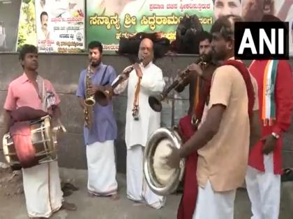 Karnataka party workers supporters reached at Chief Minister-designate Siddaramaiah residence playing traditional instruments | कर्नाटकः मनोनीत मुख्यमंत्री सिद्धारमैया के आवास पर पार्टी कार्यकर्ताओं, समर्थकों का लगा तांता, पारंपरिक वाद्य यंत्र बजाकर मनाई जा रही खुशी, देखें Karnataka party workers supporters reached at Chief Minister-designate Siddaramaiah residence playing traditional instruments | कर्नाटकः मनोनीत मुख्यमंत्री सिद्धारमैया के आवास पर पार्टी कार्यकर्ताओं, समर्थकों का लगा तांता, पारंपरिक वाद्य यंत्र बजाकर मनाई जा रही खुशी, देखें