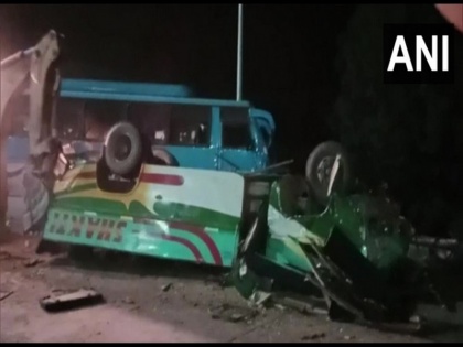 At least 8 dead, 50 injured after a truck hit 3 buses that were stationed at roadside in Sidhi district | Sidhi Road Accident: एमपी के सीधी जिले में हुए हादसे में अबतक 14 लोगों की मौत, 60 घायल, तीन बसों को ट्रक ने मारी थी टक्कर, 10-10 लाख मुआवजे का ऐलान