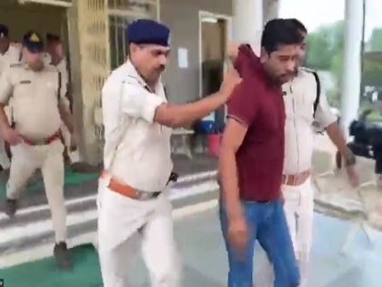 Viral video policemen pushing accused who urinated on a tribal man by his collar | आलोचना के बाद अब आदिवासी शख्स पर पेशाब करने वाले आरोपी को कॉलर पकड़कर धकेलते हुए ले जाती दिखी पुलिस, वीडियो पर ऐसे आए रिएक्शन