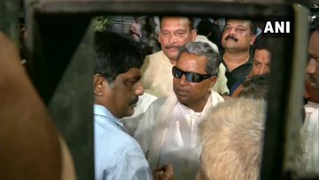 money laundering case: Siddaramaiah came to visit Shivakumar at the RML hospital; were not allowed | डीके शिवकुमार से मिलने अस्पताल पहुंचे सिद्धारमैया, ED ने नहीं दी एंट्री