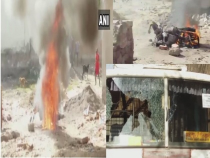 Rajasthan: Vehicles were set ablaze and vandalised in a clash which broke out 2 groups at Fatehpur polling booth | राजस्थान चुनावः पोलिंग बूथ पर BJP और कांग्रेस के समर्थकों ने जमकर मचाया उत्पात, बाइक को किया आग के हवाले