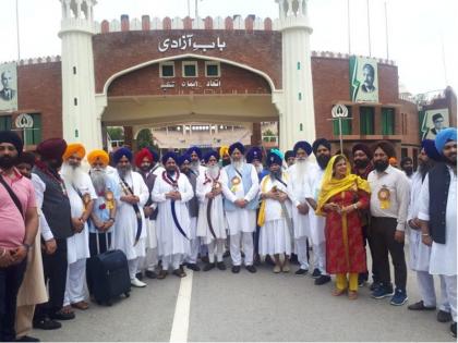 500 Indian Sikhs arrive in Pak for Guru Nanak's birth anniversary celebrations | गुरु नानक देव की 550वीं जयंती के उत्सव में हिस्सा लेने 500 भारतीय सिख पाकिस्तान पहुंचे