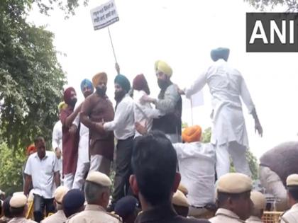Sikh leaders stage protest outside Rahul Gandhi's house over remarks in US, demand apology | सिख समुदाय पर दिए गए राहुल गांधी के बयान के बाद राजनीतिक घमासान, सिख नेताओं ने उनके घर के बाहर किया प्रदर्शन, कहा- माफी मांगों Sikh leaders stage protest outside Rahul Gandhi's house over remarks in US, demand apology | सिख समुदाय पर दिए गए राहुल गांधी के बयान के बाद राजनीतिक घमासान, सिख नेताओं ने उनके घर के बाहर किया प्रदर्शन, कहा- माफी मांगों