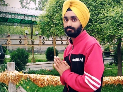 Sikh boy Manjeet Singh turns turban into Band-Aid for injured Muslim lady, wins hearts | खून से लथपथ पड़ी थी महिला, सिख युवक ने जान बचाने के लिए उतारी पगड़ी