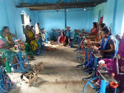 In Bhagalpur, the silk city of Bihar, the luster of silk threads is fading, as it struggles with the challenges of modern technology and market competition | बिहार के सिल्क सिटी भागलपुर में फीकी पड़ रही है रेशम के धागों की चमक, जूझ रहा है आधुनिक तकनीक और बाजार की चुनौतियों से In Bhagalpur, the silk city of Bihar, the luster of silk threads is fading, as it struggles with the challenges of modern technology and market competition | बिहार के सिल्क सिटी भागलपुर में फीकी पड़ रही है रेशम के धागों की चमक, जूझ रहा है आधुनिक तकनीक और बाजार की चुनौतियों से