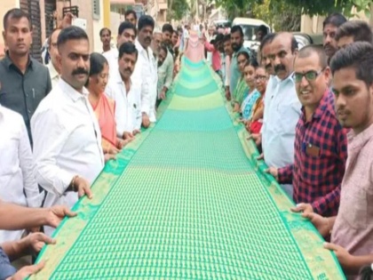 Andhra Pradesh 60 meters long silk sari made by weavers Jai Shri Ram written 32,200 times 13 Indian languages Ayodhya Ramalayam | 13 भारतीय भाषाओं में 32,200 बार लिखा जय श्री राम; आंध्र प्रदेश के बुनकरों ने 60 मीटर लंबी रेशमी साड़ी में दिखाई आस्था