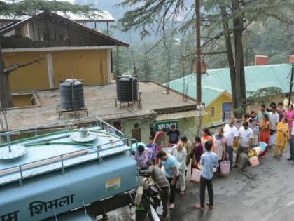 Shimla runs out of water; residents, tourists sweat | शिमला में बूंद-बूंद पानी को तरस रहे हैं लोग, होटलों की बुकिंग हुईं कैंसिल