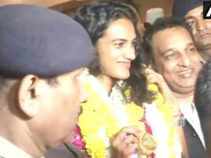 PV Sindhu receives grand welcome at Delhi Airport after became World Champion | विश्व चैंपियन सिंधु का स्वदेश लौटने पर जोरदार स्वागत, कहा- आगे और कड़ी मेहनत करूंगी