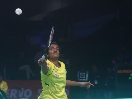 india open badminton pv sindhu in semifinal saina nehwal and kashyap out | इंडिया ओपन बैडमिंटन: सिंधु सेमीफाइनल में, साइना हार कर बाहर