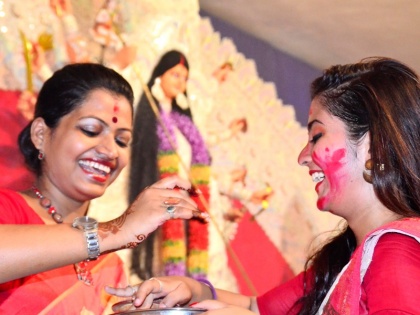 Sindoor Khela 2019: why Bengali women play with sindoor on Vijaya Dashami | Sindoor Khela 2019: दशमी पर महिलाएं क्यों लगाती हैं एक-दूसरे को सिंदूर, पढ़िए सिंदूर खेला का महत्व