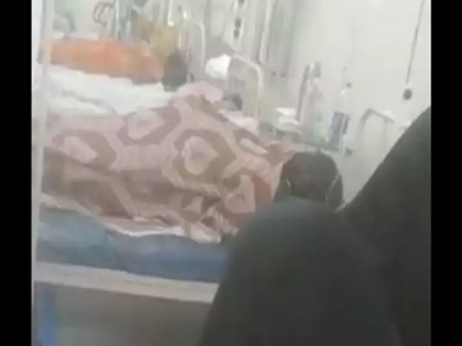 corona patients undergoing treatment found lying next to dead bodies in sion hospital mumbai watch video | VIDEO: लाशों के बीच कोरोना का इलाज करा रहे मरीज, भाजपा नेता ने शेयर किया दिल दहला देने वाला वीडियो