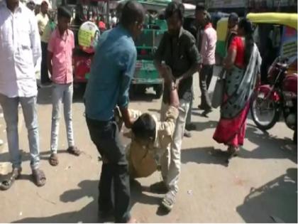 UP: Soldier intoxicated on the streets of Banaras fiercely, see photos | यूपी: सिपाही ने शराब के नशे में बनारस की सड़कों पर काटा जमकर गदर, दिवाली के नाम पर मांग रहा था रंगदारी, देखिए तस्वीरें