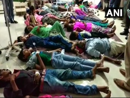 rajasthan: 40 people fall sick due to food poisoning in Sirohi | राजस्थानः गोलगप्पे खाने से 40 लोगों की बिगड़ी तबीयत, डॉक्टरों ने फर्श पर लिटा किया इलाज