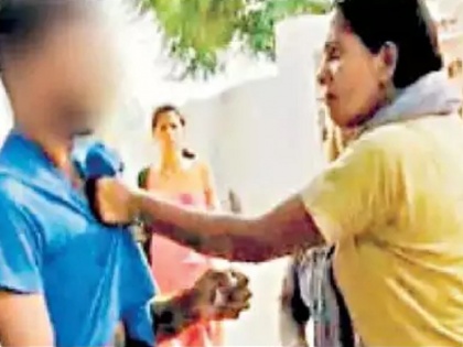 Haryana sirsa Man making wrong gesture to college girl women bus driver caught and beat | छात्राओं को अश्लील इशारे करता था शख्स, महिला ड्राइवर ने एक किलोमीटर दौड़ाकर की पिटाई