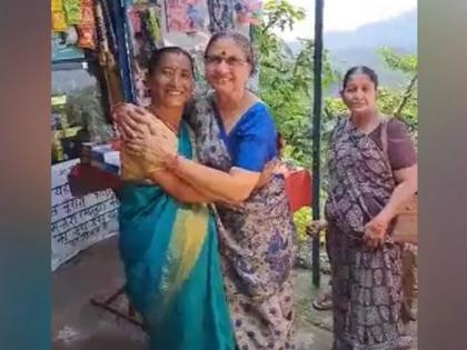 Watch: When PM's Sister Met Yogi Adityanath's Sister At Uttarakhand Temple | Watch: जब पीएम मोदी की बहन ने उत्तराखंड के मंदिर में योगी आदित्यनाथ की बहन से मुलाकात की, वीडियो वायरल