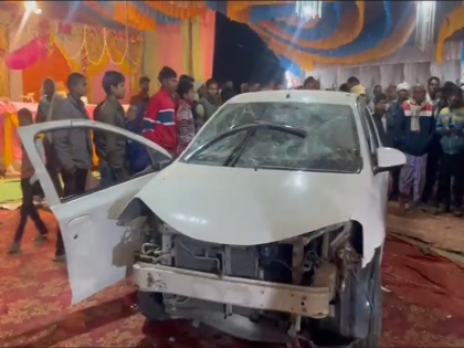 up Car entered pandal during Bhagwat Katha in Sitapur 8 -month -old child dies 14 injured | यूपीः भागवत कथा के दौरान नशे में चालक ने पंडाल में घुसा दी कार, 8 माह के बच्चे की मौत, 14 लोग घायल, वीडियो आया सामने