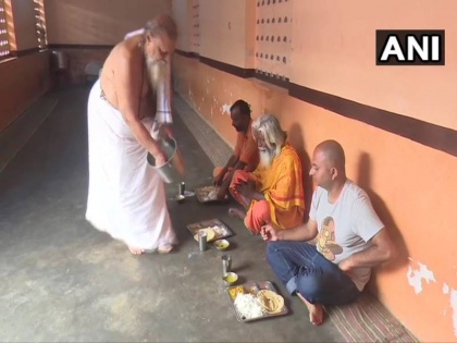 Coronavirus Lockdown: Sitaram Das Baba is providing food to the needy coming to his ashram in Rameswaram | Coronavirus Lockdown के बीच जरूरतमंदों को भोजन प्रदान कर रहे सीताराम दास बाबा, होम डिलीवरी के लिए भी मौजूद
