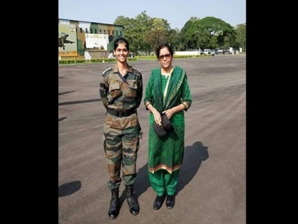 female army officer photo with nirmala sitharaman goes viral, know about fact | क्या निर्मला सीतारमण की बेटी है फोटो में दिख रहीं महिला अफसर? जानिए क्या है सच