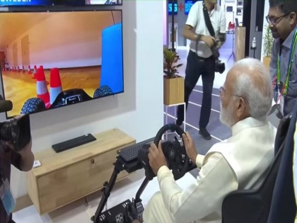 Sitting in Delhi PM Modi did a test drive of the car in Europe with 5g pictures went viral | 5G: दिल्ली में बैठे पीएम मोदी ने यूरोप में किया कार का टेस्ट ड्राइव, तस्वीरें हुई वायरल