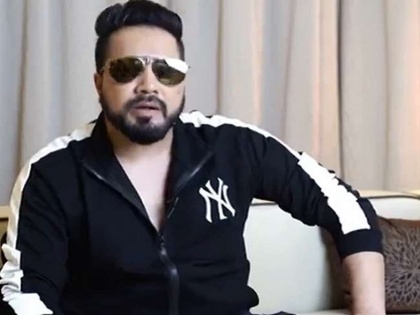 Singer Mika Singh furious over Rakhi Sawat question abused at journalist | पत्रकार के इस सवाल पर भड़के गायक मीका सिंह, खोया आपा, कमरे में बुलाकर दी गाली, जानिए मामला