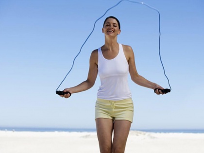 Health benefits of skipping rope daily | सिर्फ 15 मिनट रस्सी कूद कर आप कर सकती हैं 370 कैलोरी बर्न, और भी हैं बहुत से फायदे